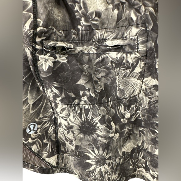 EUC Lululemon Hotty Hot Short- Women’s Size 10 - Picture 7 of 10